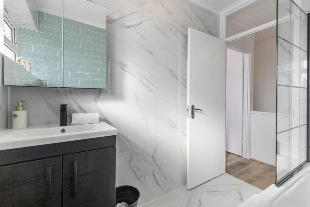 Appartamento Shard View 2Br Next Tower Bridge Londra Esterno foto